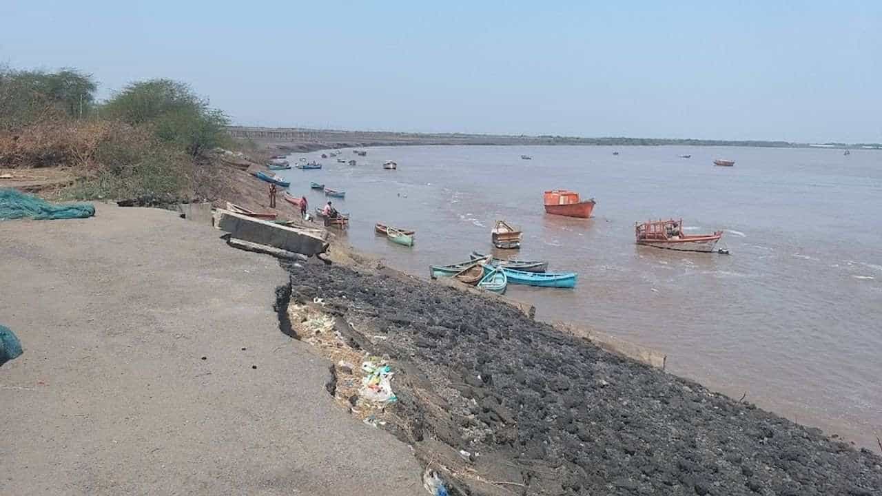 Navsari: દરિયાકાંઠા વિસ્તારોમાં દરિયાઈ પાણીનું સ્તર વધતા રહીશો ચિંતામાં, સરકાર તેમના રહેઠાણો, ખેતરોને બચાવવા યોગ્ય પગલા લે તેવી માગ