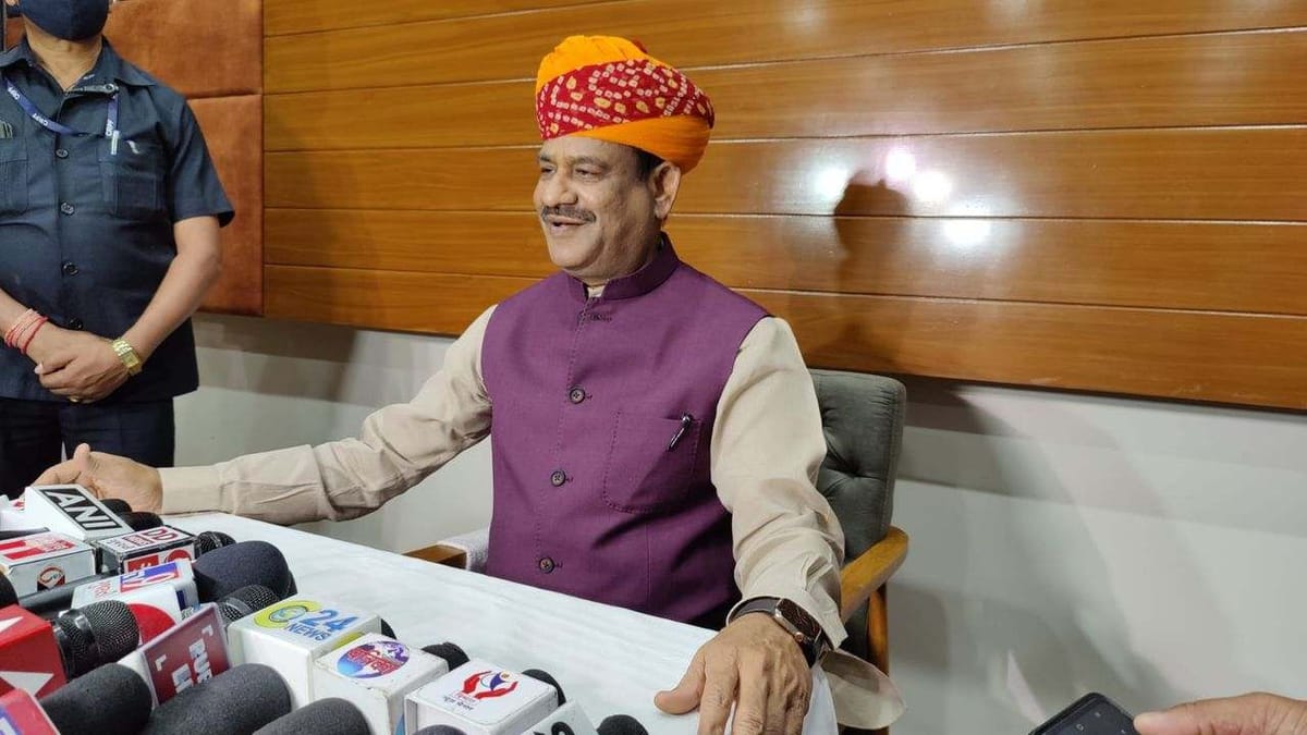 Surat: લોકસભાના અધ્યક્ષ ઓમ બિરલા સુરત મુલાકાતે, એરપોર્ટ પર કરાયુ ભવ્ય સ્વાગત