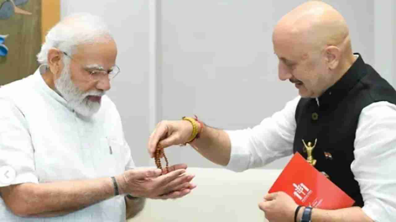 Anupam Kher Meets PM Modi: ધ કાશ્મીર ફાઈલ બ્લોકબસ્ટર થયા બાદ PM મોદીને મળ્યા અનુપમ ખેર, આપ્યા માતાના આશીર્વાદ