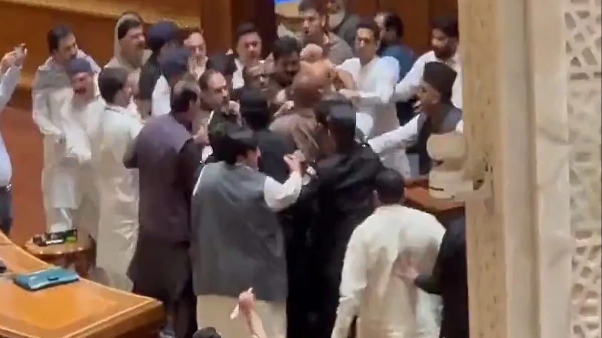 ઈમરાનના ધારાસભ્યોનો ‘આતંક’, પંજાબ વિધાનસભાના ડેપ્યુટી સ્પીકર મજારી પર ફેંકાયા ‘લોટા’, પછી વાળ ખેંચીને થઈ મારામારી, જુઓ વીડિયો