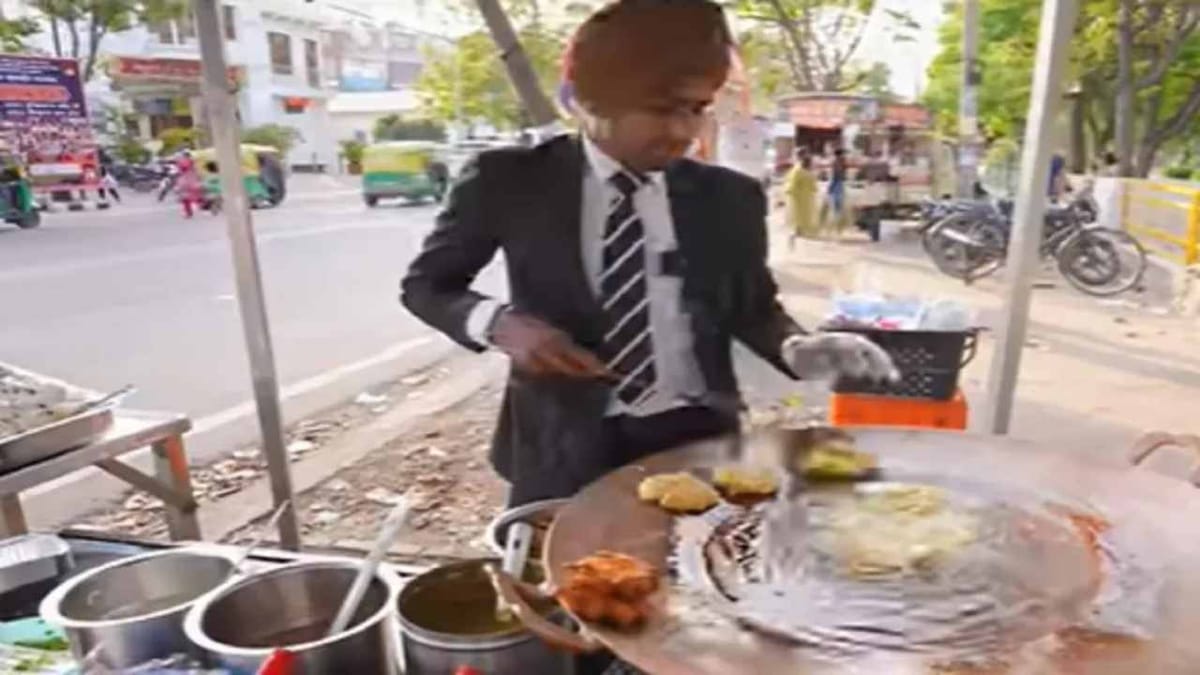 Viral: સુટ-બુટ પહેરી ગોલગપ્પા અને ચાટ વેચતા યુવકના વીડિયોએ સોશિયલ મીડિયામાં મચાવી ધૂમ