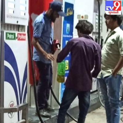રાજ્યમાં પેટ્રોલપંપ પર બોટલમાં પેટ્રોલ આપવા પર પ્રતિબંધ છે છતાંય પેટ્રોલ પંપના સંચાલક આ નિયમનાં ધજાગરા ઉડાવી રહ્યા હોય તેવા દૃશ્યો જુહાપુરા પાસે આવેલ  PETROL PUMP પર જોવા મળ્યા. પેટ્રોલ પંપ કર્મચારી ખુલ્લેઆમ બે રોકટોક લાઈનમાં ઊભા રાખી બોટલોમાં પેટ્રોલ વેચવાના દૃશ્ય સામે આવ્યા છે. જ્યારે આવી રીતે પેટ્રોલ વેચાણ પર પ્રતિબંધ છે.