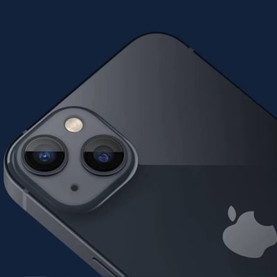 Appleએ ભારતમાં iPhone 13 સિરીઝના સ્માર્ટફોનનું પ્રોડક્શન શરૂ કર્યું છે. અગાઉ કંપની ભારતમાં તેનું એસેમ્બલ કરતી હતી. Apple આ ફોન iPhone 13નું પ્રોડક્શન ચેન્નાઈમાં સ્થિત ફોક્સકોન (Foxconn)પ્લાન્ટમાં શરૂ કરશે.