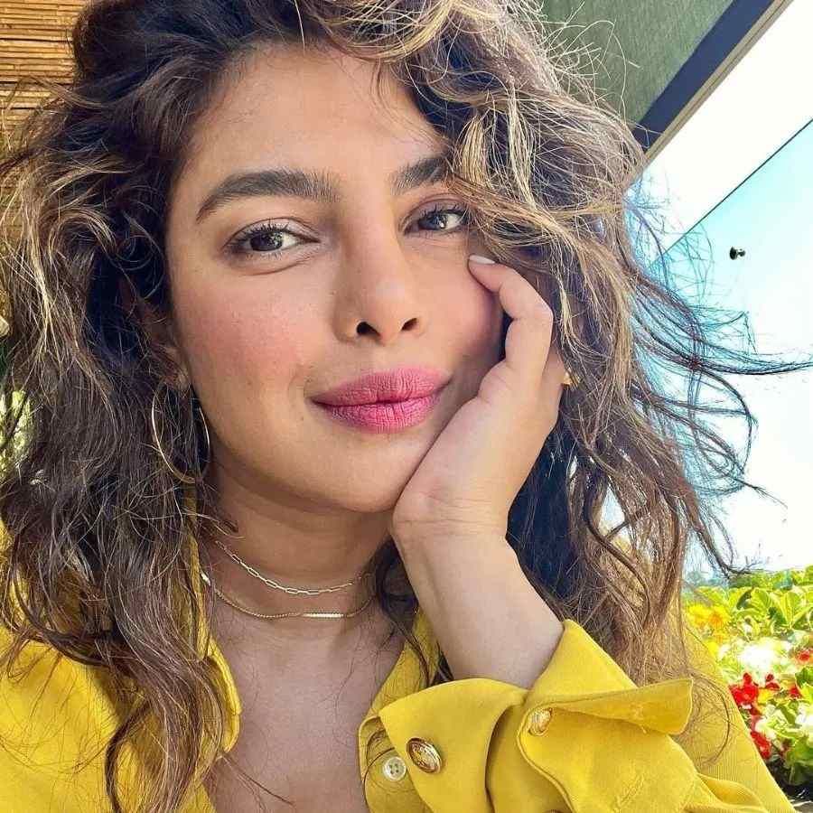 15 જાન્યુઆરીએ પ્રિયંકા અને નિકના ઘરમાં દીકરીના અવાજની કિલકારી ગુંજી રહી છે. નિક અને પ્રિયંકા તેમની પુત્રીના જન્મથી ખૂબ જ ખુશ છે અને તેઓ તેમની પુત્રી સાથે સમય વિતાવી રહ્યા છે. જો કે હવે પ્રિયંકા પોતાના કામ પર પરત ફરી છે.