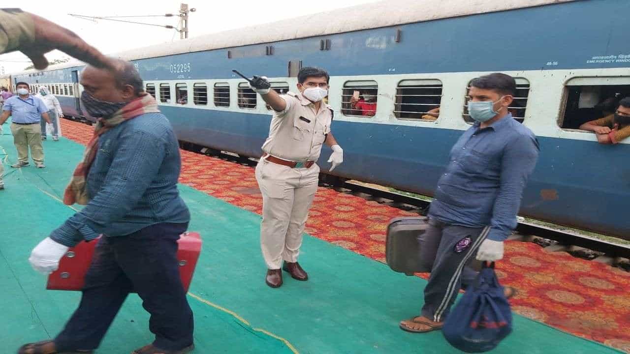 Surat : રેલવે મુસાફરોની મદદ માટે સુરક્ષા બળે શરૂ કરેલી સેવાઓ સફળ