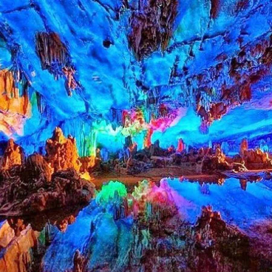 રીડ ફ્લુટ ગુફા (Reed Flute Cave) : ચીનમાં હાજર આ ગુફાને 'પેલેસ ઓફ નેચરલ આર્ટસ' પણ કહેવામાં આવે છે. આ સ્થળ જોવા મા કોઈ જાદુઈ સ્થળથી ઓછું નથી લાગતું. આ ગુફાની અંદર શાહીથી લખેલા 70 થી વધુ શિલાલેખો છે, જે લગભગ 792 ઈ.સ.ના હોવાનું કહેવાય છે. (ફોટોઃ ઇન્સ્ટાગ્રામ)