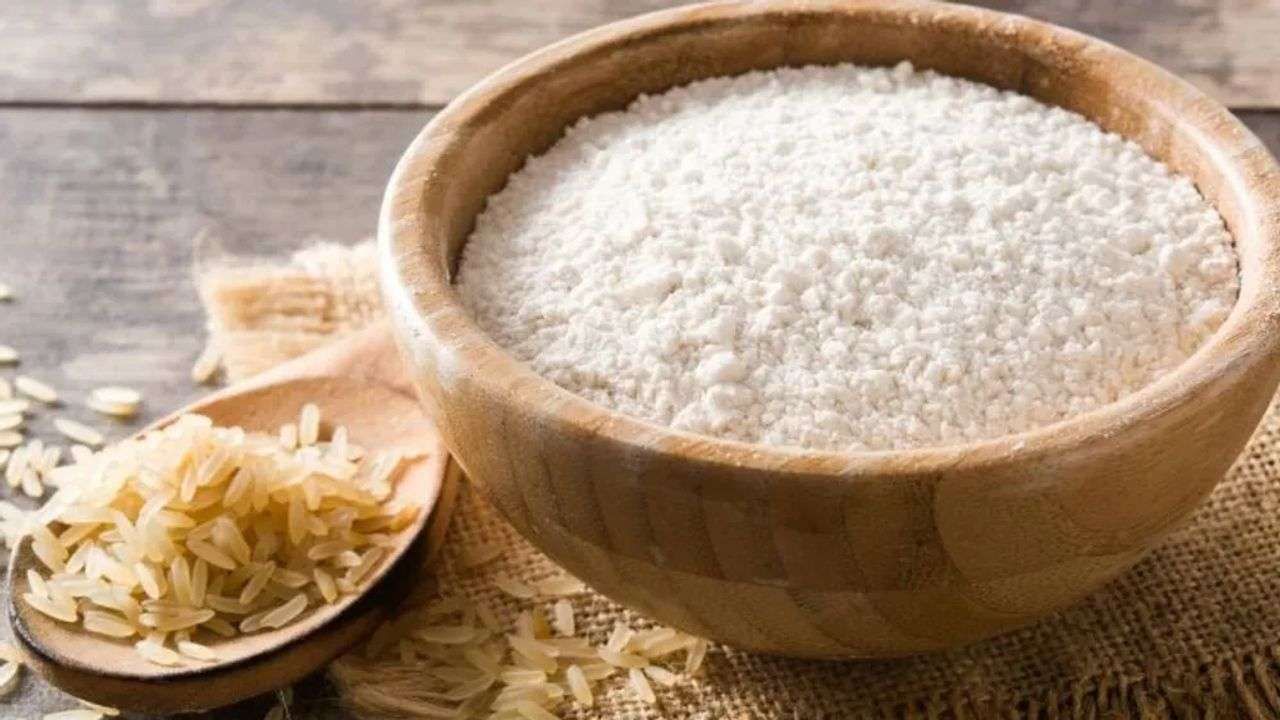Rice Flour Scrub: મોંઘા બોડી સ્ક્રબમાં ખર્ચો ન કરો, ઘરે જ ચોખાના લોટમાંથી બનાવો સ્ક્રબ, થશે ફાયદો