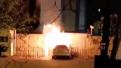 રોમાનિયામાં રશિયન એમ્બેસીના ગેટ સાથે કાર અથડાઈ, ભીષણ આગમાં ડ્રાઈવરનું મોત, જુઓ વીડિયો