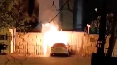 રોમાનિયામાં રશિયન એમ્બેસીના ગેટ સાથે કાર અથડાઈ, ભીષણ આગમાં ડ્રાઈવરનું મોત, જુઓ વીડિયો