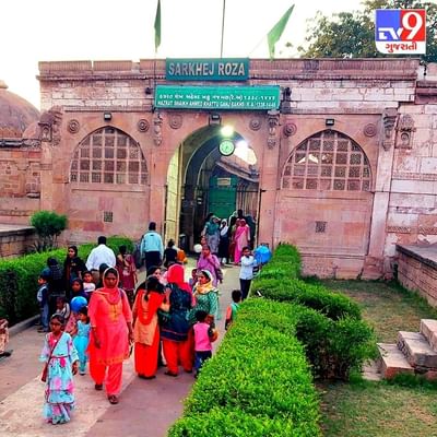 જો તમે ગુજરાત અને તેમાં પણ અમદાવાદમાં રહેતા હશો તો તમે ચોક્કસ સરખેજ રોજાની મુલાકાત લીધી હશે. અમદાવાદના સરખેજ વિસ્તારમાં આવેલા આ મકબરાનું નામ ભારત અને ગુજરાતમાં આવેલા મોટા મકબરાની યાદીમાં આવે છે. આ મકબરો શેખ અહમદ ખટ્ટૂ ગંજ બક્ષની દરગાહ છે. અમદાવાદની સ્થાપના કરનાર સુલતાન અહેમદ શાહે અમદાવાદની સ્થાપના કરતા પહેલા તેમના ગુરુ સંત ખટ્ટુના આશીર્વાદ લીધા હતા. ઇ.સ. ૧૪૧૧માં સંત ખટ્ટુના અવસાન પછી અહમદશાહ બાદશાહના પુત્ર મહંમદ શાહએ આ મકબરાનું નિર્માણ કર્યું હતું.