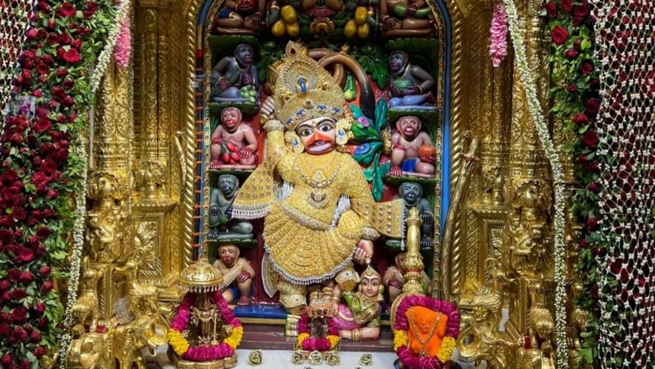 Salangpur: પવનપુત્રને પહેરાવાયાં 7 કરોડ રૂપિયાના વાઘા, 151 કિલોગ્રામની કેક કાપવામાં આવી