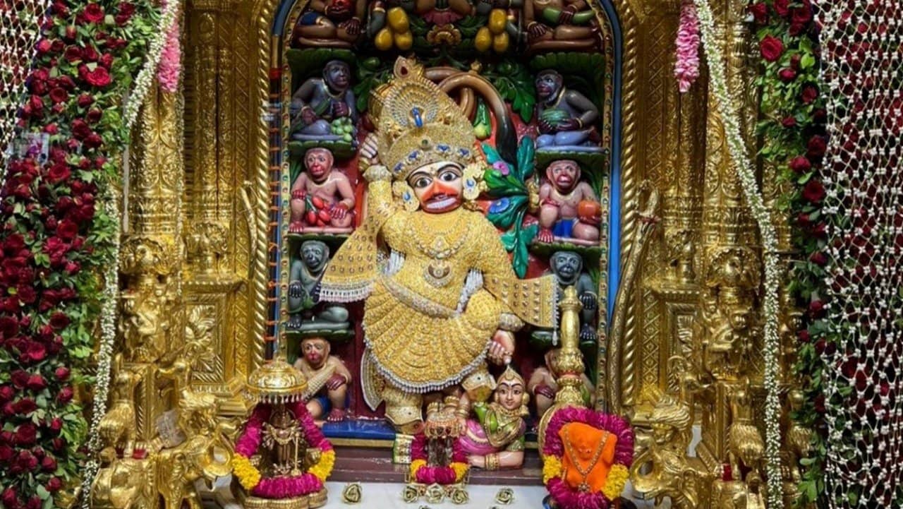 Salangpur: પવનપુત્રને પહેરાવાયાં 7 કરોડ રૂપિયાના વાઘા, 151 કિલોગ્રામની કેક કાપવામાં આવી