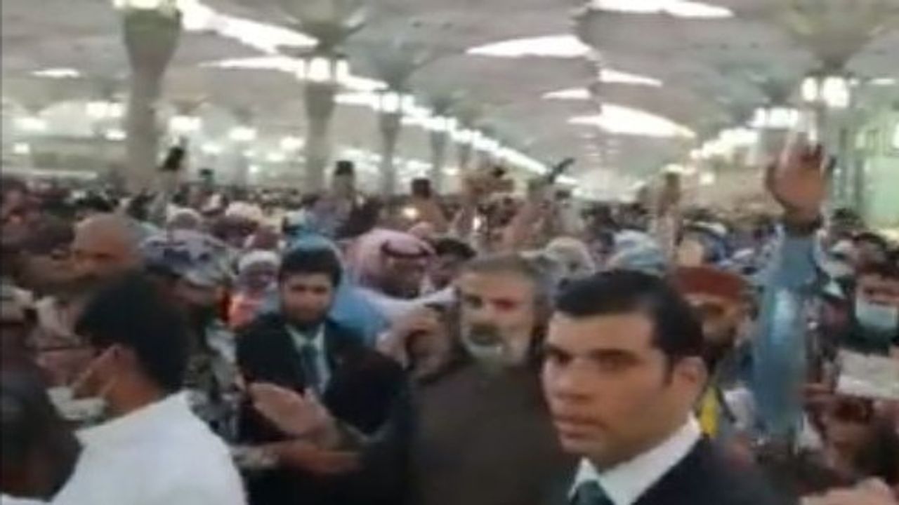 pakistan pm shahbaz sharif masjid e nabawi madina chor chor slogan amid saudi arab visit