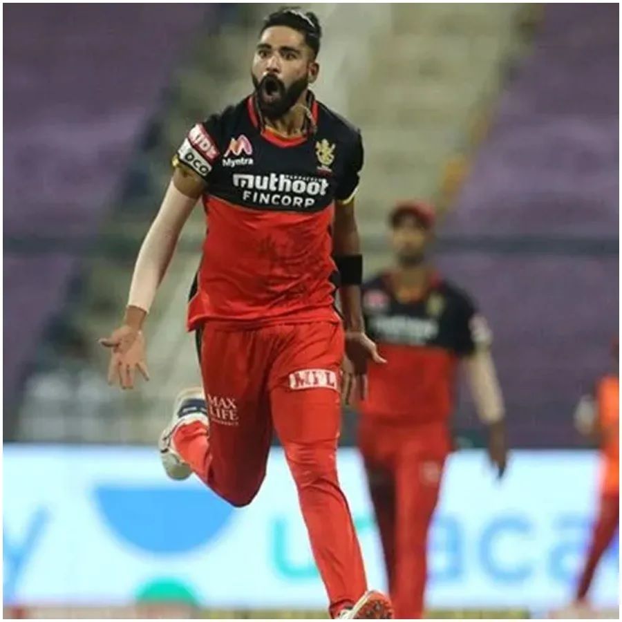 Mohammed Siraj: RCB એ ભૂતકાળના પ્રદર્શનના આધારે વિરાટ કોહલીની સાથે મોહમ્મદ સિરાજને જાળવી રાખ્યો હતો. પરંતુ IPL 2022 માં અત્યાર સુધી રમાયેલી 6 મેચોમાં તે માત્ર 5 વિકેટ જ લેવામાં સફળ રહ્યો છે. આ દરમિયાન તેની બોલિંગ એવરેજ 49.20 છે જ્યારે ઈકોનોમી રેટ 10.25 છે.