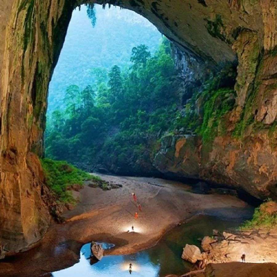 સોન ડુંગ ગુફા (Son Doong Cave) : આ દુનિયાની સૌથી મોટી ગુફા છે. આ ગુફા એટલી મોટી છે કે કેટલાય વિમાનો એમા એક સાથે પ્રવેશી શકે છે. તેની અંદર એકસાથે આવી શકે છે. એવું માનવામાં આવે છે કે આ ગુફા 20-50 લાખ વર્ષ જૂની છે. આ ગુફા અંદરથી ખૂબ જ ડરામણી લાગે છે. (ફોટોઃ ઇન્સ્ટાગ્રામ)
