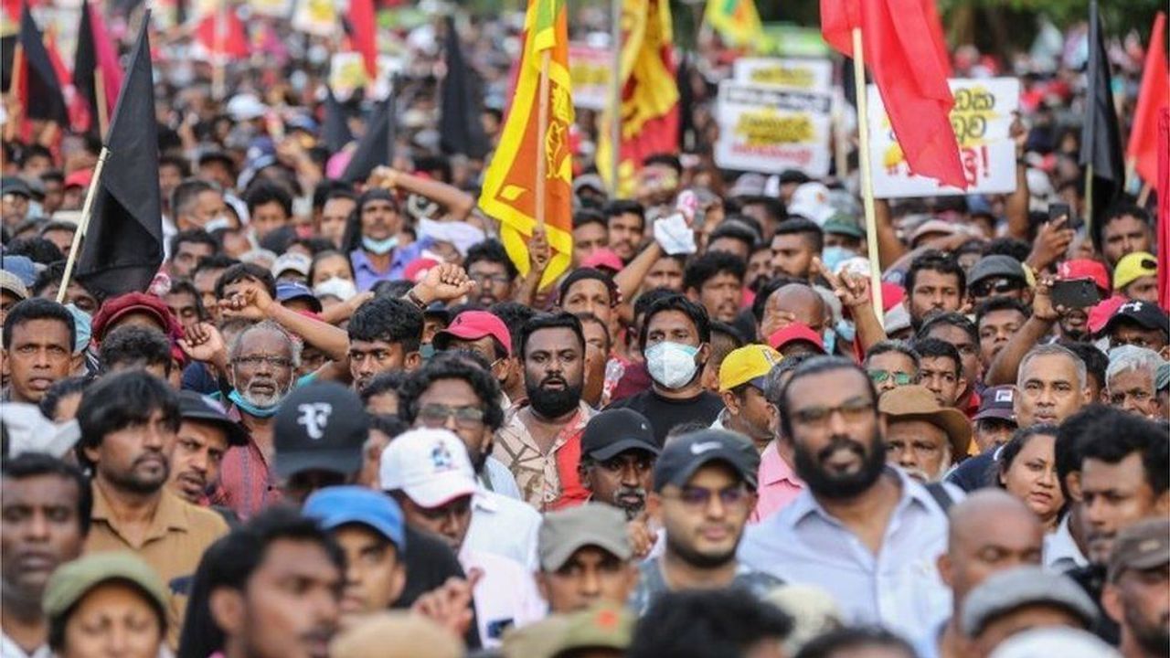 Sri Lanka Crisis: શ્રીલંકામાં સરકાર સામેનો વિરોધ યથાવત, પોલીસના ગોળીબારમાં એક પ્રદર્શનકારીનુ મોત થતા સ્થિતિ વણસી