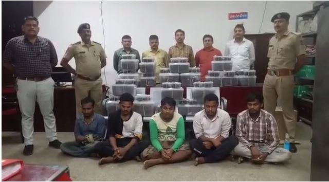 Surat : પોલીસે ઓરિસ્સાથી શહેરમાં ઠલવાતો ગાંજાનો મોટો જથ્થો ઝડપ્યો, ચાર લોકોની ધરપકડ Surat : પોલીસે ઓરિસ્સાથી શહેરમાં ઠલવાતો ગાંજાનો મોટો જથ્થો ઝડપ્યો, ચાર લોકોની ધરપકડ