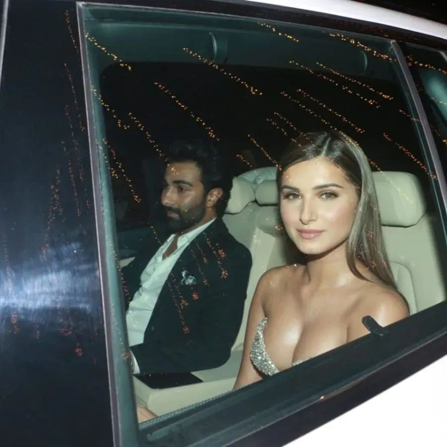 Ranbir Kapoor's brother Aadhar Jain was seen in the same car with actress Tara Sutaria.  During this, Tara appeared in a very beautiful avatar.