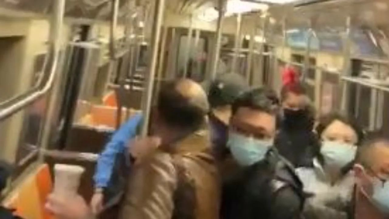 New York Subway Shooting Video: ન્યૂયોર્ક હુમલાની ઘટનાનો સામે વીડિયો આવ્યો, મેટ્રોની અંદરથી દેખાયો એક શંકાસ્પદ