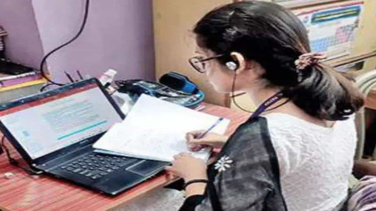 Surat : યુક્રેનથી સુરત પરત ફરેલા વિદ્યાર્થીઓ ઓનલાઈન અભ્યાસ લઈ રહ્યા છે, સાયરન વાગે એટલે શિક્ષકો કલાસ અધૂરા મૂકી બંકરમાં જતા રહે છે