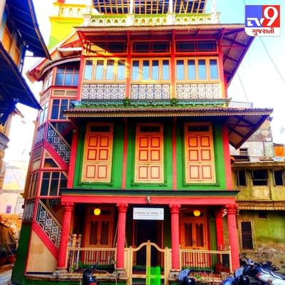  માણેક ચોક માં આવેલી સાંકડી શેરી ની અંદર ગંગદયા ની પોળ માં આવેલી આ મંગળદાસ ની હવેલી 100 વર્ષ જૂની છે .અહી પહેલા લાકડાની હવેલી હતી હવેલી નાં બે ભાગ હતા તેને મર્જ કરી ને એક હોટેલ બની છે.
