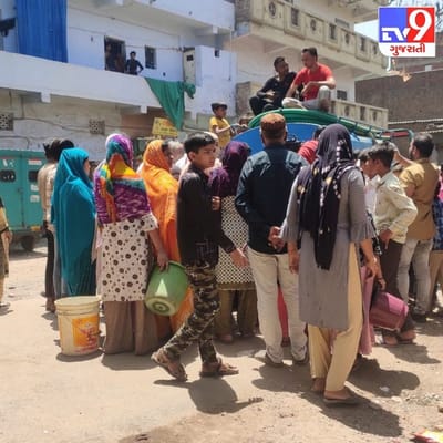 સ્માર્ટ શહેર ગણાતા અમદાવાદના આ વિસ્તારમાં આજની તારીખે પણ પાણીની લાઈન ન પહોંચતા ટેન્કર મગાવવા લોકો મજબૂર છે. તેમાં પણ બે દિવસે એક વાર માંડ ટેન્કર આવે છે અને આ પાણી ભરવા માટે લોકોને લાઈન લગાવવી પડે છે.