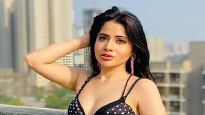 Viral Video : ઉર્ફી જાવેદ પિન્ક ક્રોપ ટોપમાં થઇ સ્પોટ, નેટિઝન્સે કહ્યું, શું આ પિલ્લો શીટ છે?