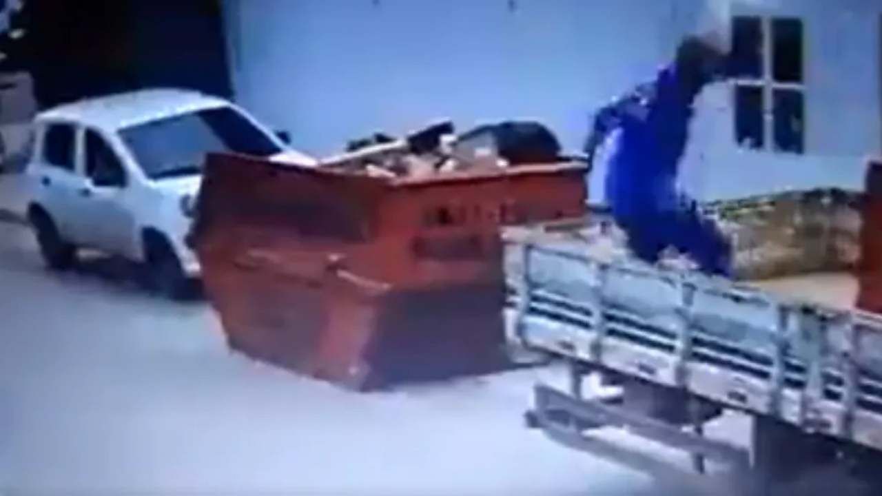 Viral Video: ટ્રોલી પરથી પડી રહ્યો હતો શખ્સ, કાર ડ્રાઈવરે જે કર્યું તેને લોકોનું દીલ જીતી લીધી