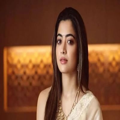 અભિનેત્રી રશ્મિકા મંદાના માત્ર સાઉથમાં જ નહીં પરંતુ સમગ્ર દેશમાં લાંબી ફેન ફોલોઈંગ છે. વર્ષ 2020માં પણ તેને નેશનલ ક્રશનો ખિતાબ આપવામાં આવ્યો છે. પુષ્પા ફિલ્મ પછી, રશ્મિકા વધુ ચર્ચામાં આવી અને હવે તે બોલિવૂડમાં પદાર્પણ કરવા માટે તૈયાર છે. રશ્મિકા રશ્મિકા મંદાના ટૂંક સમયમાં સિદ્ધાર્થ મલ્હોત્રા સાથે ફિલ્મ 'મિશન મજનૂ' અને સદીના મહાનાયક અમિતાભ બચ્ચન સાથે ફિલ્મ ગુડ બાયમાં જોવા મળશે. હાલમાં આ ફિલ્મનું શૂટિંગ ચાલી રહ્યું છે અને એવી આશા છે કે આ ફિલ્મ પણ આ વર્ષે રિલીઝ થશે.