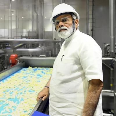 વડાપ્રધાન નરેન્દ્ર મોદીએ (Narendra Modi) મંગળવારે ગુજરાતના (Gujarat) બનાસકાંઠામાં અત્યાધુનિક ડેરી સંકુલનું ઉદ્ઘાટન કર્યું હતું. આ દરમિયાન તે સફેદ હેલ્મેટ પહેરેલી જોવા મળી હતી. તેની પાછળ પણ એક ખાસ કારણ છે. ખરેખર, હેલ્મેટનો (Helmet) રંગ પણ વિશ્વમાં અલગ-અલગ સ્થળો માટે અલગ-અલગ હોય છે. પીએમ મોદીનું સફેદ હેલ્મેટ પણ આ જ રંગ કોડનો (Color Code) ભાગ છે. જાણો શા માટે તેઓ સફેદ હેલ્મેટ પહેરતા હતા અને અન્ય રંગોની હેલ્મેટ ક્યાં વપરાય છે.
