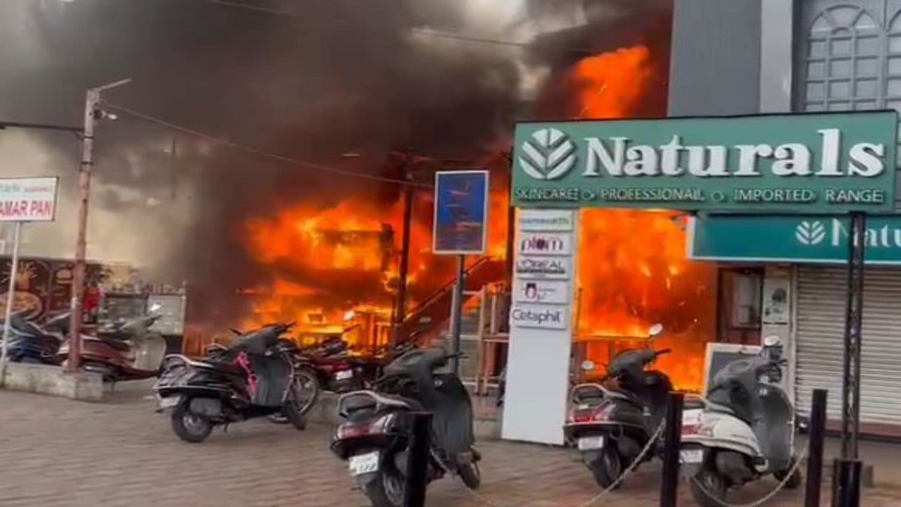 વડોદરામાં મહાલક્ષ્મી શોપિંગ સેન્ટરમાં આગ, પાંચ દુકાનો બળી ગઈ, કોઈ જાનહાની નહીં વડોદરામાં મહાલક્ષ્મી શોપિંગ સેન્ટરમાં આગ, પાંચ દુકાનો બળી ગઈ, કોઈ જાનહાની નહીં