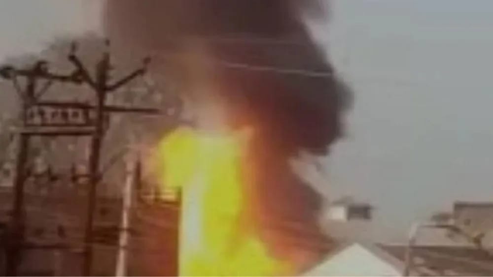 Maharashtra: અમરાવતીમાં કંડલી ગેસ સિલિન્ડરના ગોડાઉનમાં ભીષણ આગ, બે કિલોમીટર સુધી વિસ્ફોટનો અવાજ સંભળાયો, જુઓ Video