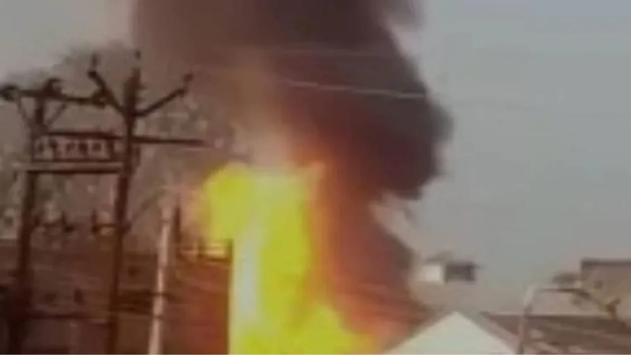 Maharashtra: અમરાવતીમાં કંડલી ગેસ સિલિન્ડરના ગોડાઉનમાં ભીષણ આગ, બે કિલોમીટર સુધી વિસ્ફોટનો અવાજ સંભળાયો, જુઓ Video