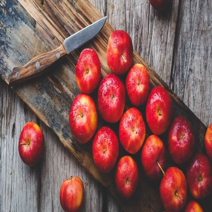 સફરજન: આ ફળ વિટામિન સી અને કેલ્શિયમનો શ્રેષ્ઠ સ્ત્રોત માનવામાં આવે છે અને તેથી જ નિષ્ણાતો પણ દિવસમાં એક સફરજન ખાવાની સલાહ આપે છે. હાડકાંને મજબૂત બનાવવા માટે કેલ્શિયમથી ભરપૂર સફરજન ખાઓ.
