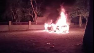 Bharuch : ઝાડેશ્વર વિસ્તારમાં પાર્ક કાર સળગી ઉઠતા ફાયરબ્રિગેડે આગ ઉપર કાબુ મેળવ્યો, જુઓ Burning Car નો વિડીયો