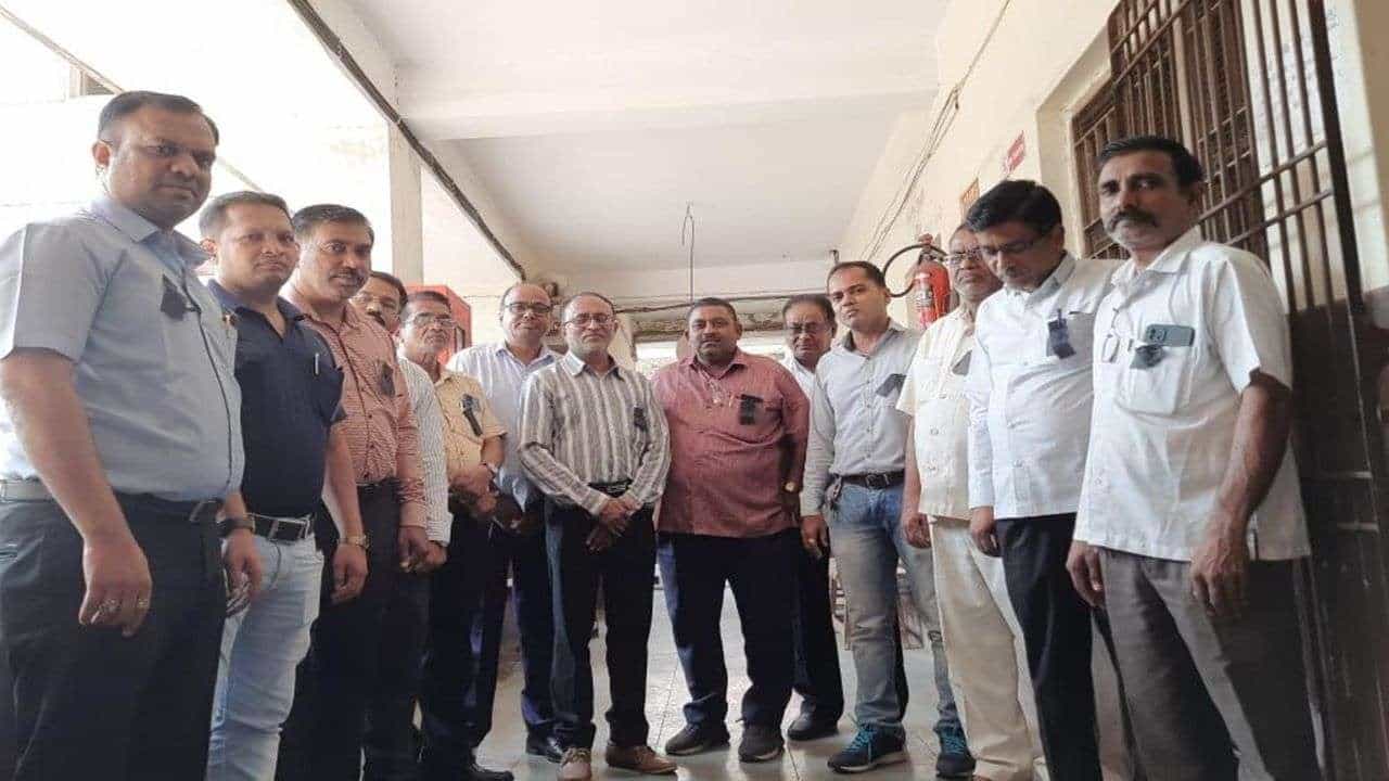 Surat: જુની પેન્શન યોજનાની માંગ સાથે શિક્ષકોએ પણ કાળો દિવસ મનાવ્યો, શાળા પરિસરમાં કાળી પટ્ટી પહેરીને બે મિનિટનું મૌન પાળી વિરોધ