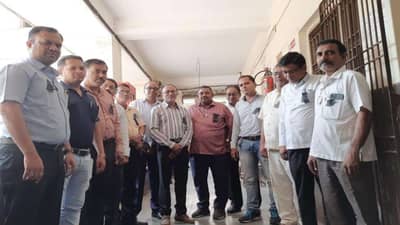 Surat: જુની પેન્શન યોજનાની માંગ સાથે શિક્ષકોએ પણ કાળો દિવસ મનાવ્યો, શાળા પરિસરમાં કાળી પટ્ટી પહેરીને બે મિનિટનું મૌન પાળી વિરોધ