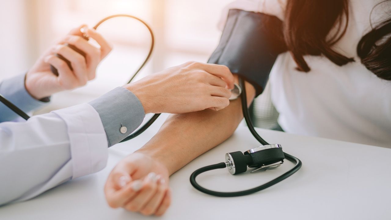 Blood Pressure : સાયલન્ટ કિલરનું કામ કરે છે હાઈ બ્લડ પ્રેશર, આંતરડાની સમસ્યાઓ પણ હોય શકે છે મુખ્ય કારણ