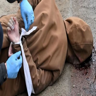 યુક્રેનના બૂચા શહેરમાં 300 થી વધુ લોકોની હત્યા કરવામાં આવી છે. યુક્રેને રવિવારે રશિયન સેના પર બુચામાં નરસંહાર કરવાનો આરોપ લગાવ્યો હતો. અહીં રસ્તાઓ પર દરેક જગ્યાએ મૃતદેહો જોવા મળ્યા હતા. લોકોને હાથ-પગ બાંધીને મારવામાં આવ્યા છે. ઉતાવળે ખોદેલી કબરો મળી આવી છે. (તસવીર- APF)