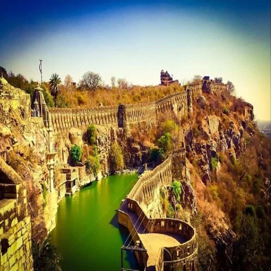 ચિત્તોડગઢ કિલ્લો ચિત્તોડગઢનો કિલ્લો, ભારતના સૌથી મોટા કિલ્લાઓમાંનો એક, 7મી સદીનો છે. આ કિલ્લો રાણી પદ્મિની અને રાજા રતન રાવલ સિંહની ઐતિહાસિક પ્રેમ કથા માટે જાણીતો છે. એવું કહેવાય છે કે તે સમયે રાણી પદ્મિનીની સુંદરતાની એટલી બધી ચર્ચા હતી કે રાજા રતન રાવલ સિંહ પદ્મિનીના સ્વયંવરમાં ભાગ લેવા સિંહલ-દ્વીપ (હાલનું શ્રીલંકા) ગયા હતા. ઘણા પરીક્ષાઓ પછી, રાણી પદ્મિની રાજા રતન સિંહ દ્વારા જીતી લેવામાં આવી હતી. સ્મારકનું મુખ્ય આકર્ષણ કમલ કુંડના કિનારે આવેલ પ્રાચીન સફેદ રાણી પદ્માવતીનો ત્રણ માળનો મહેલ છે.