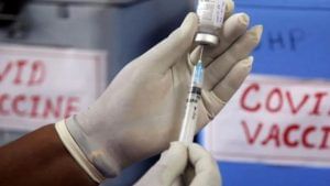 Booster Dose: કોરોના રસીના 'બૂસ્ટર ડોઝ' લેવા માટે ઉત્સાહનો અભાવ, પ્રથમ દિવસે 10 હજારથી ઓછા લોકોએ રસી લીધી