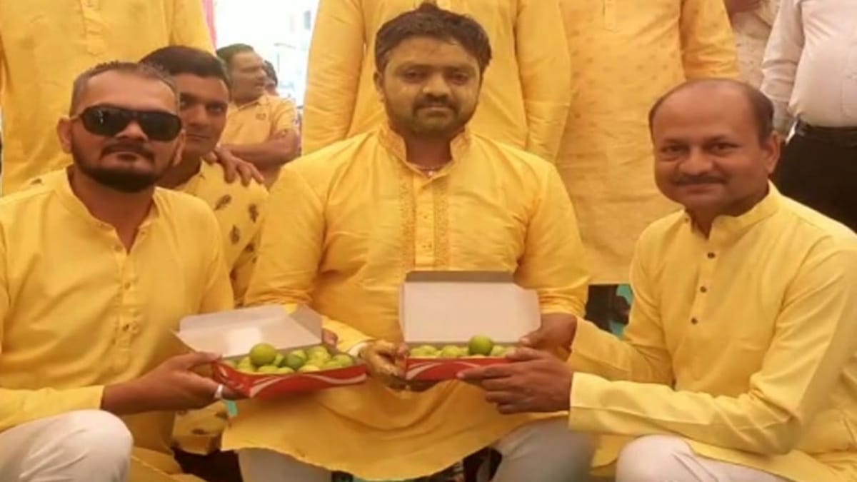 Rajkot:  ધોરાજીના એક પરિવારે દીકરાના લગ્નમાં સોનાચાંદીની ભેટની જગ્યાએ એવી વસ્તુ આપી કે લોકો હસવું રોકી ન શક્યાં