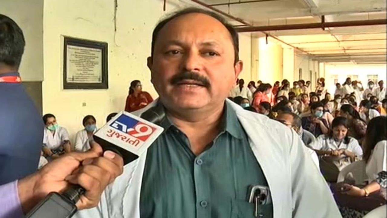 ગુજરાતના 10 હજારથી વધુ ડોક્ટરો હડતાલ પર, ઓપીડી અને ઈમરજન્સી સેવાઓ પર અસર ગુજરાતના 10 હજારથી વધુ ડોક્ટરો હડતાલ પર, ઓપીડી અને ઈમરજન્સી સેવાઓ પર અસર