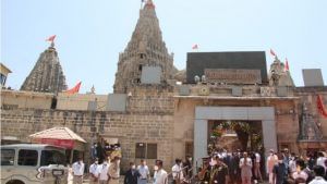 રાષ્ટ્રપતિ રામનાથ કોવિંદે જગત મંદિર દ્વારકા ખાતે ભગવાન દ્વારકાધીશના દર્શન કરી પૂજા-અર્ચના કરી