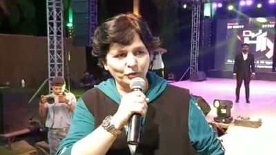 Valsad: ફાલ્ગુની પાઠક કાર્યક્રમમાં મોડી આવતાં લોકો વિફર્યાં, મોડી પહોંચેલી ફાલ્ગુની હોબાળો જોઇ રવાના થઈ ગઈ