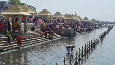 આજે ચૈત્ર માસનો છેલ્લો દિવસ અને શનિવારી અમાસ હોવાથી સોમનાથ ત્રિવેણી સંગમ અને કરનાળીમાં લોકો ઉમટી પડ્યા