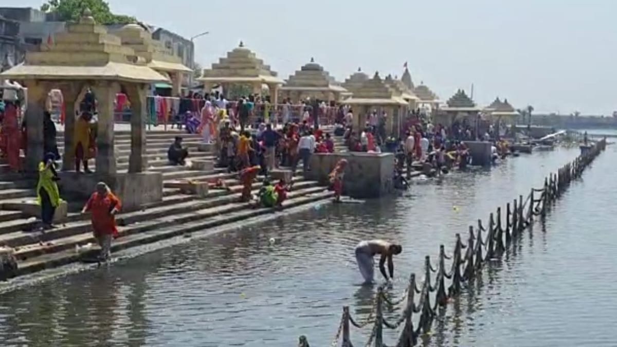 આજે ચૈત્ર માસનો છેલ્લો દિવસ અને શનિવારી અમાસ હોવાથી સોમનાથ ત્રિવેણી સંગમ અને કરનાળીમાં લોકો ઉમટી પડ્યા આજે ચૈત્ર માસનો છેલ્લો દિવસ અને શનિવારી અમાસ હોવાથી સોમનાથ ત્રિવેણી સંગમ અને કરનાળીમાં લોકો ઉમટી પડ્યા