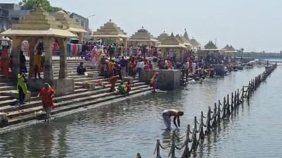 આજે ચૈત્ર માસનો છેલ્લો દિવસ અને શનિવારી અમાસ હોવાથી સોમનાથ ત્રિવેણી સંગમ અને કરનાળીમાં લોકો ઉમટી પડ્યા