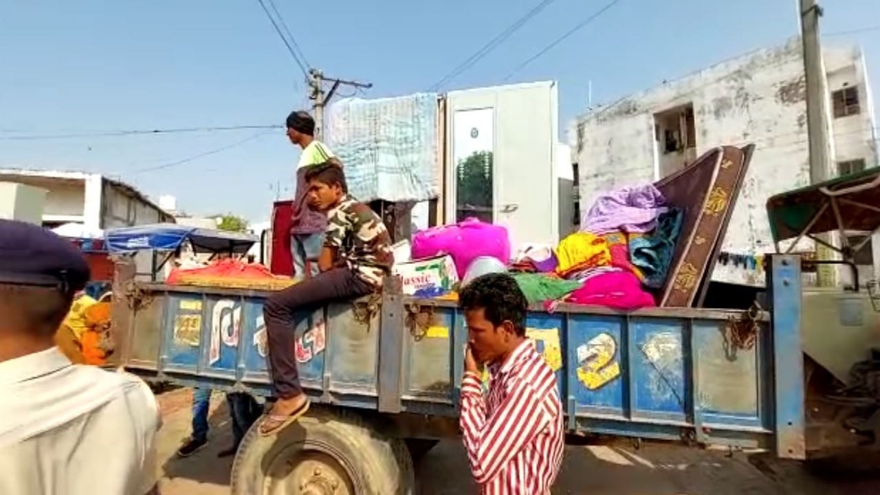 Sabarkantha: વણઝારા પરિવારોનું સ્થળાંતર, ડીજીપી હિંમતનગર પહોંચ્યા, સ્થિતિની સમિક્ષા કરી Sabarkantha: વણઝારા પરિવારોનું સ્થળાંતર, ડીજીપી હિંમતનગર પહોંચ્યા, સ્થિતિની સમિક્ષા કરી