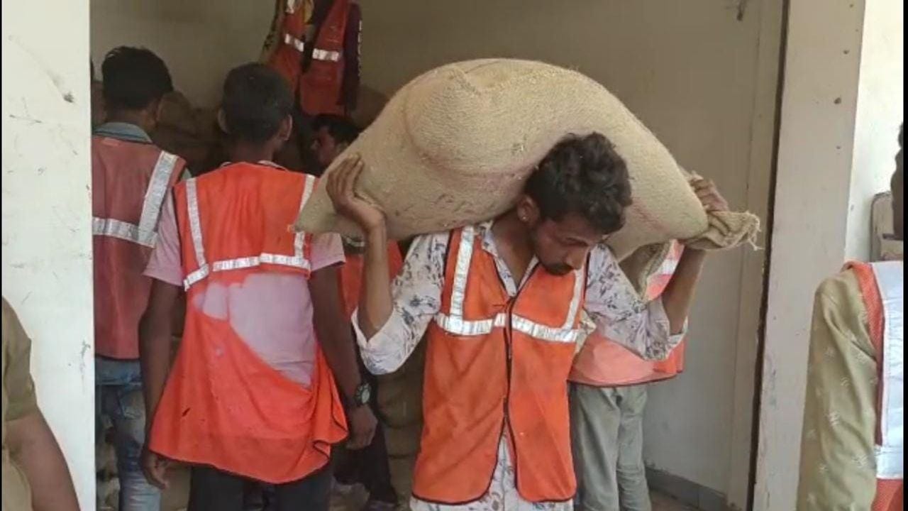 Surat : ભેસ્તાનમાં કોર્પોરેશનની દુકાનોમાં ઝડપાયેલા અનાજ મામલે બે પરવાનેદારોના લાયસન્સ સસ્પેન્ડ